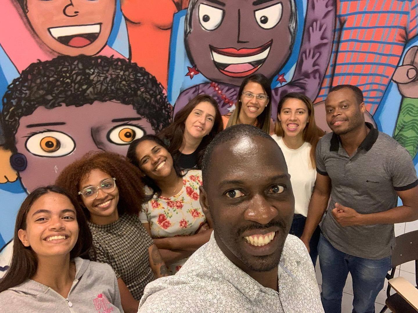Voluntária acolhendo uma mãe imigrante e seu filho durante atendimento da ONG