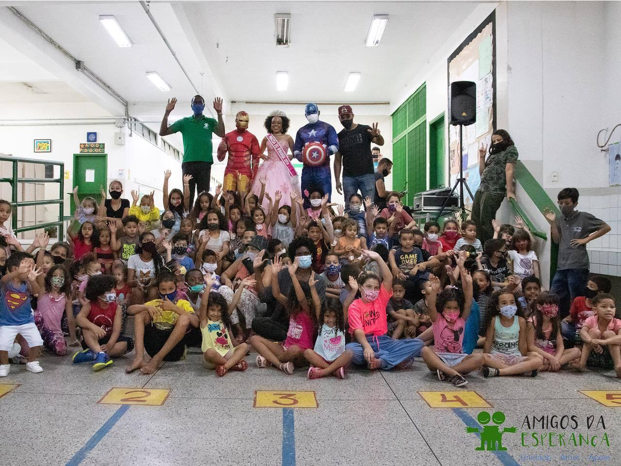 Estudantes atendidos pela ONG em um laboratório de inclusão digital