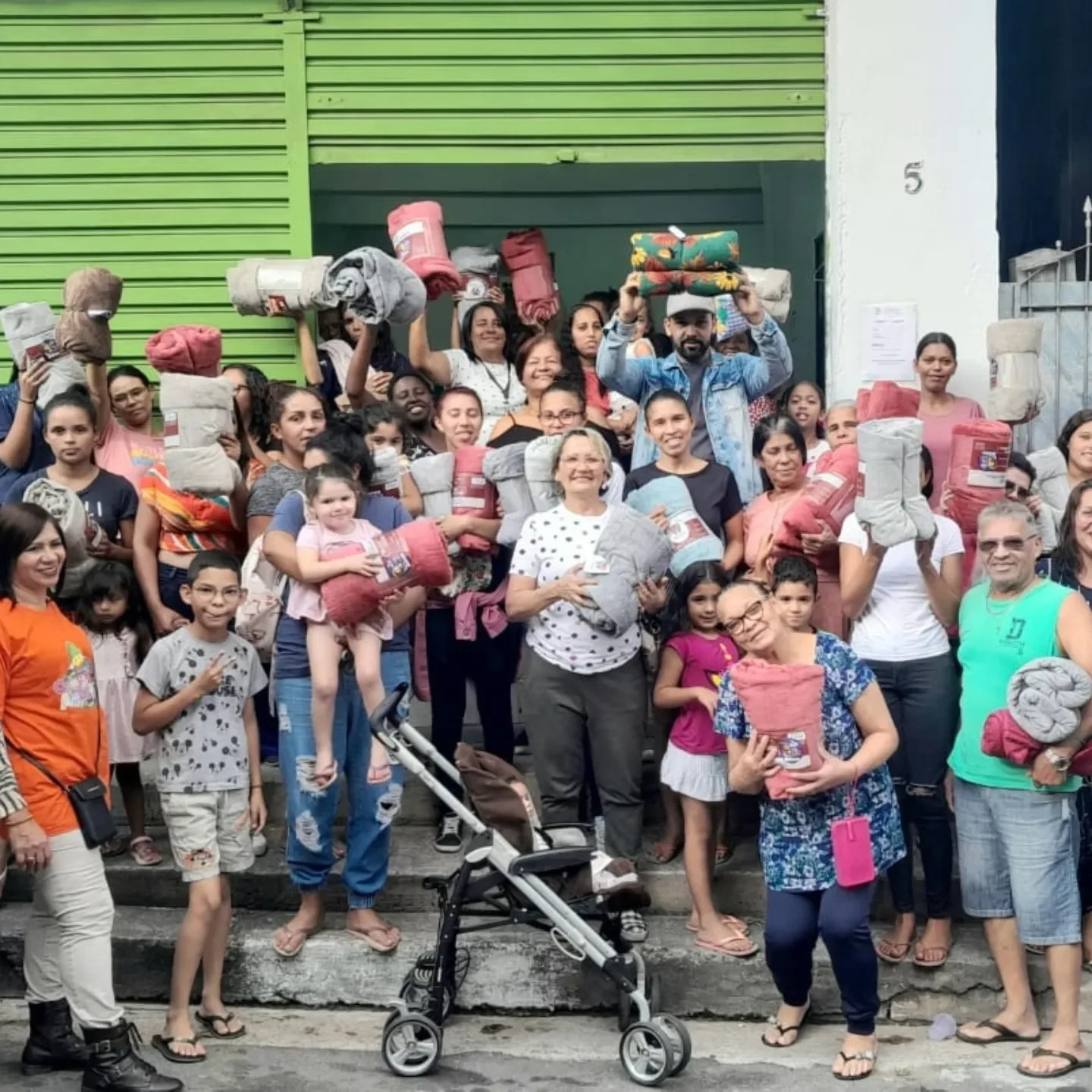 Voluntários e famílias acolhidas pela Amigos da Esperança em Osasco